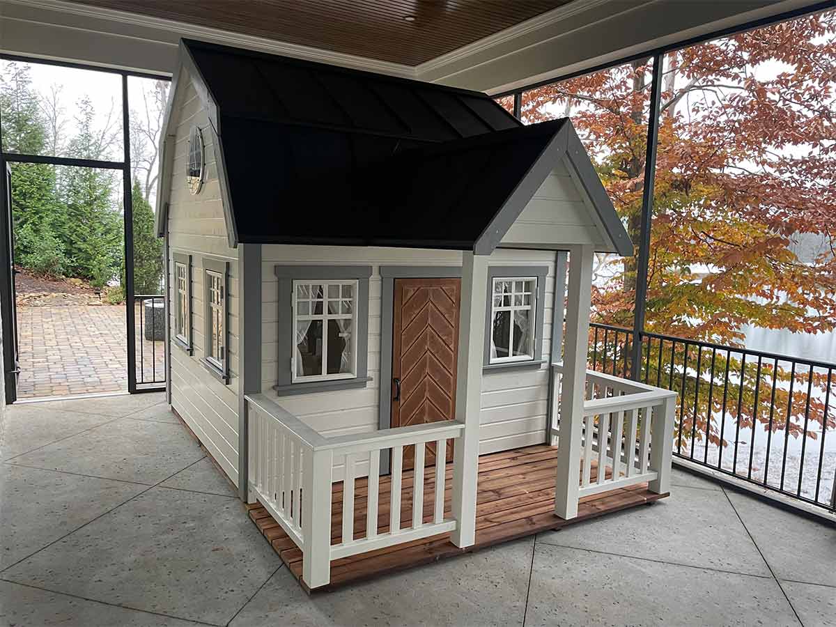 KidsPlayhouses_EU Quick-install play house Grand Farmhouse with steel roof, four windows and kids door on the terrace 