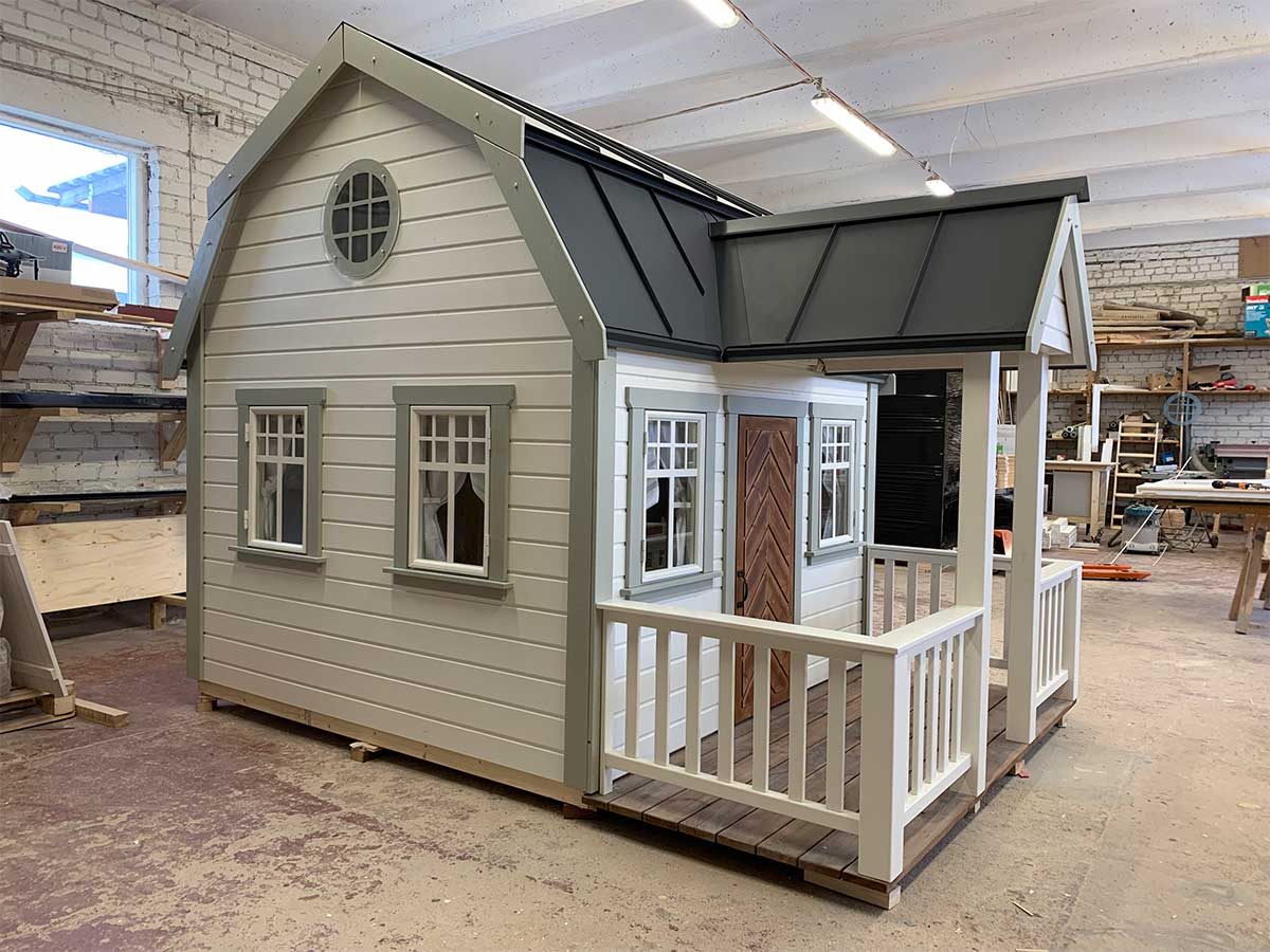 KidsPlayhouses_EU Light grey painted playhouse Grand Farmhouse from left side in the factory