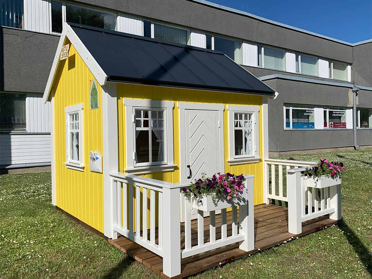 KidsPlayHouses_EU quick-install playhouse with flower boxes and opening safety glass windows in front of the Sämmi Grill in Mäo, Estonia