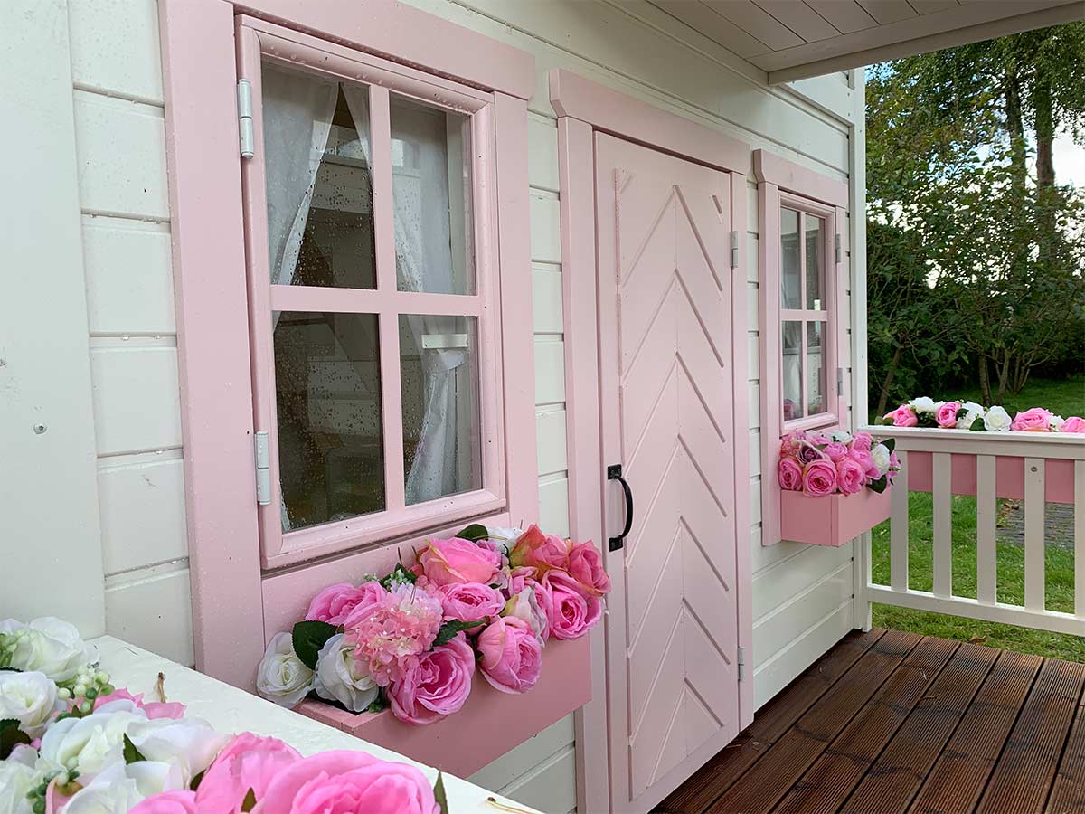 KidsplayHouses_EU double white kids playhouse Princess with pink herringbone pattern door