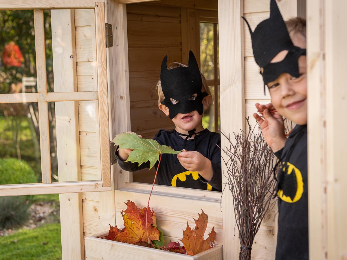 Boys in Halloween costumes in the KidsPlayHouses_EU solid wood kids playhouse Natural
