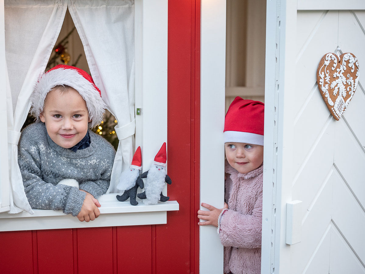 Kids KidsPlayHouses_EU solid wooden playhouse Nordic Nario on window and doorway
