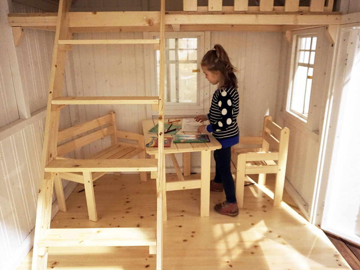 A child playing in the KidsPlayHouses_EU playhouse Sunshine can see the loft, the ladder to the loft and the kids furniture.