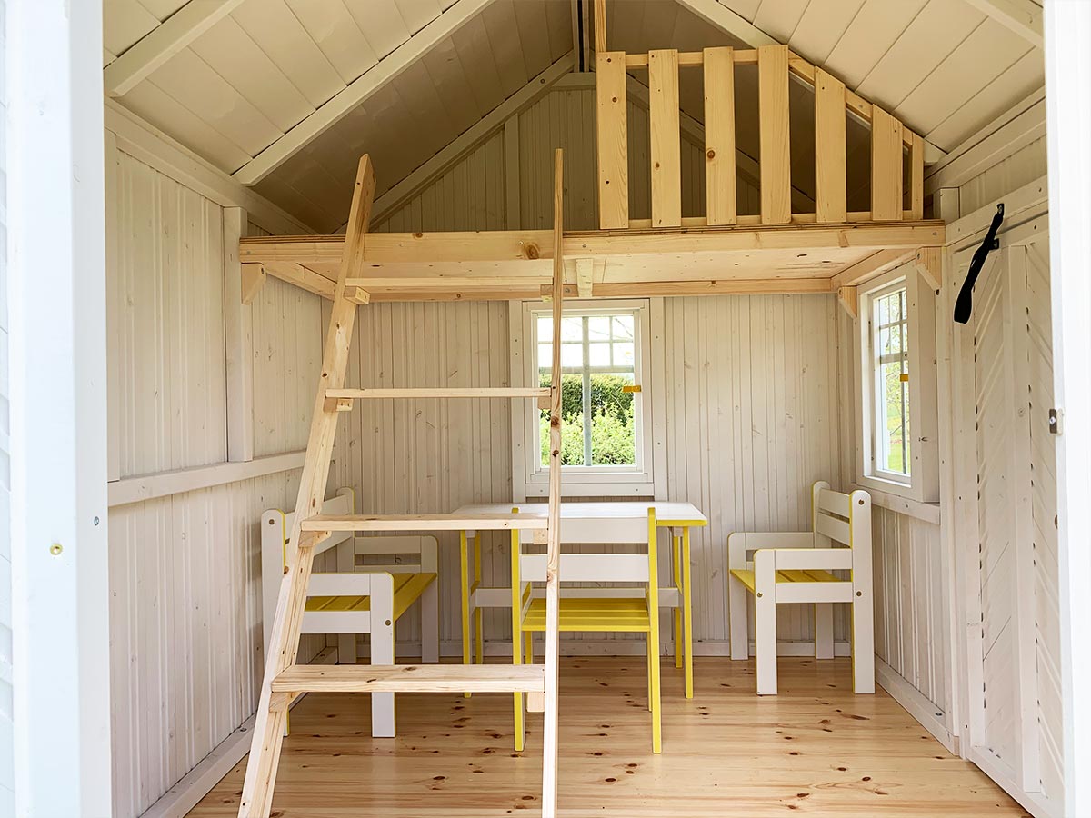 KidsPlayHouses_EU playhouse Sunshine with an interior view of the loft, ladder to the loft and kids furniture.