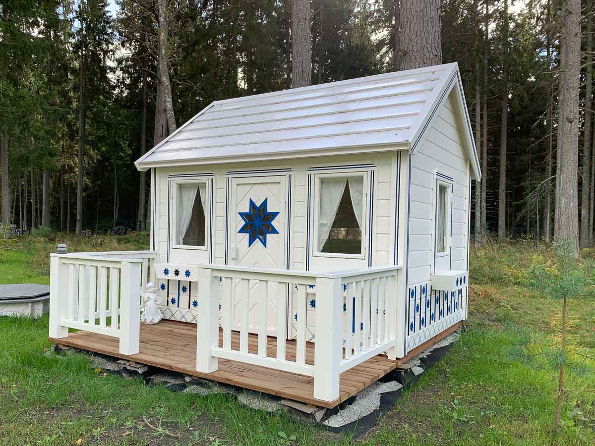 KidsPlayHouses_EU quick-assembly blue-and-white kids playhouse Cornflower on the forest background