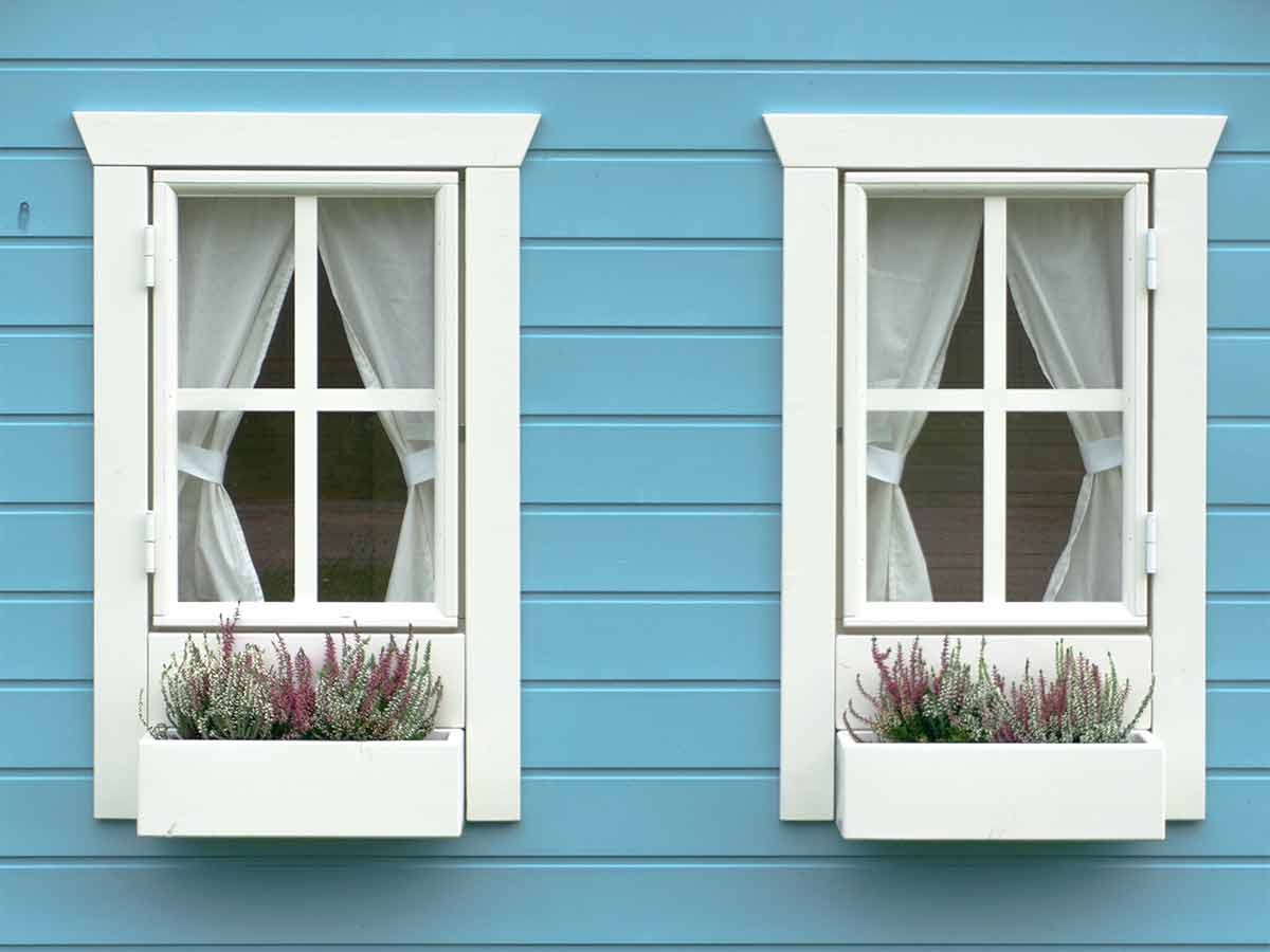 KidsPlayHouses_EU painted kids playhouse Bluebird windows and flower boxes with flowers up close