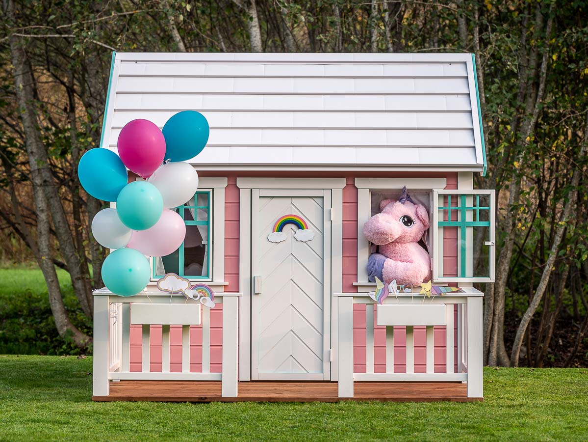 KidsPlayHouses_EU quick assembly playhouse Unicorn with steel roof, decorated with balloons, front view