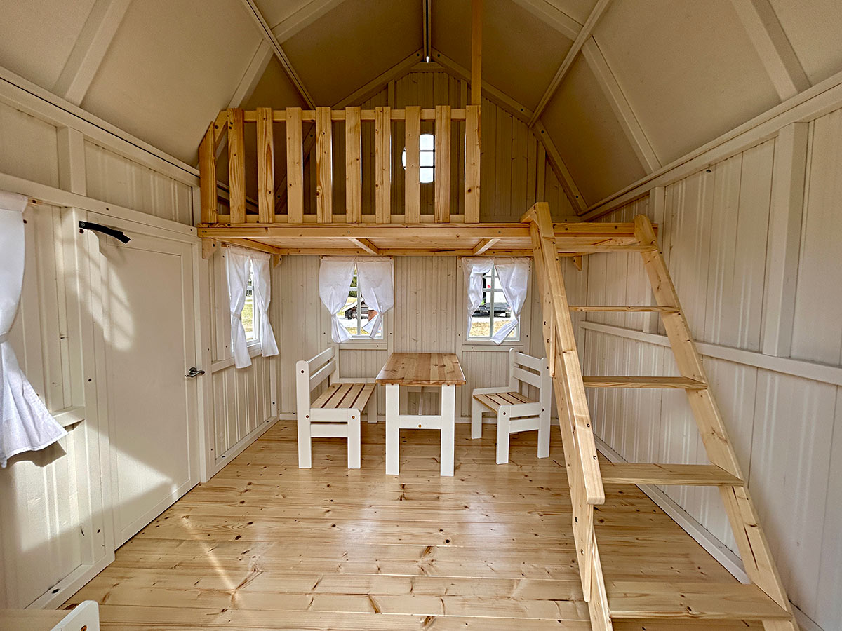 KidsPlayhouses_EU interior painted playhouse Grand Farmhouse interior view with second floor and kids furniture 