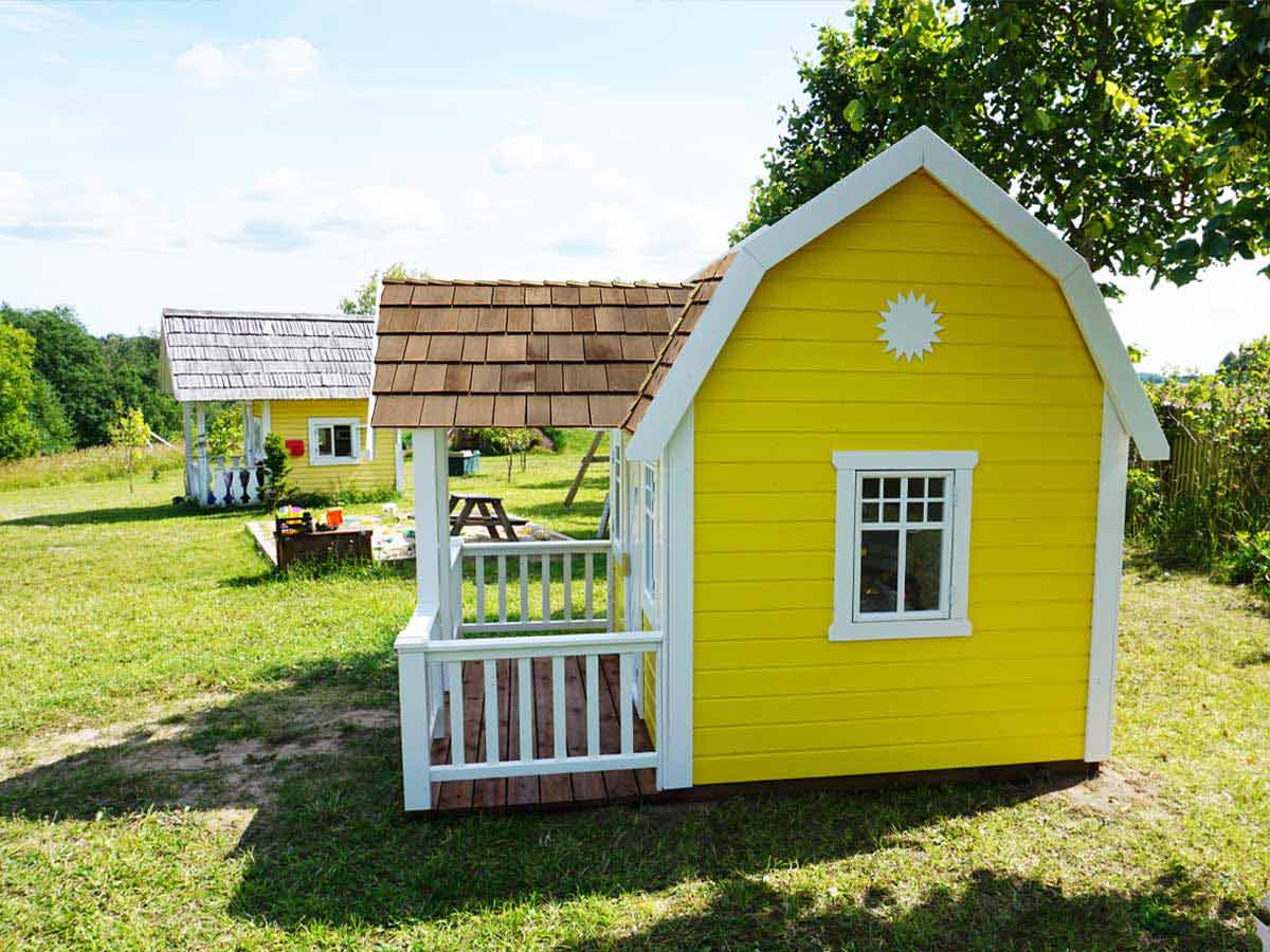 KidsPlayHouse_EU wooden kids playhouse Sunny Sadie in the garden, right side wall view