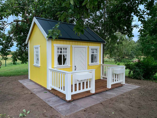 KidsPlayHouses_EU yellow playhouse Sunshine with white flower boxes on the terrace railing and opening windows. 