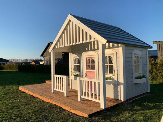 KidsPlayHouses_EU all wood kids playhouse Beach House with pink door and white flower boxes